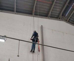 Sanitização e limpeza industrial: Tudo o que você precisa saber para manter sua fábrica segura e produtiva