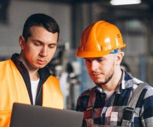Mão de obra qualificada na indústria: como contratar e manter bons profissionais?