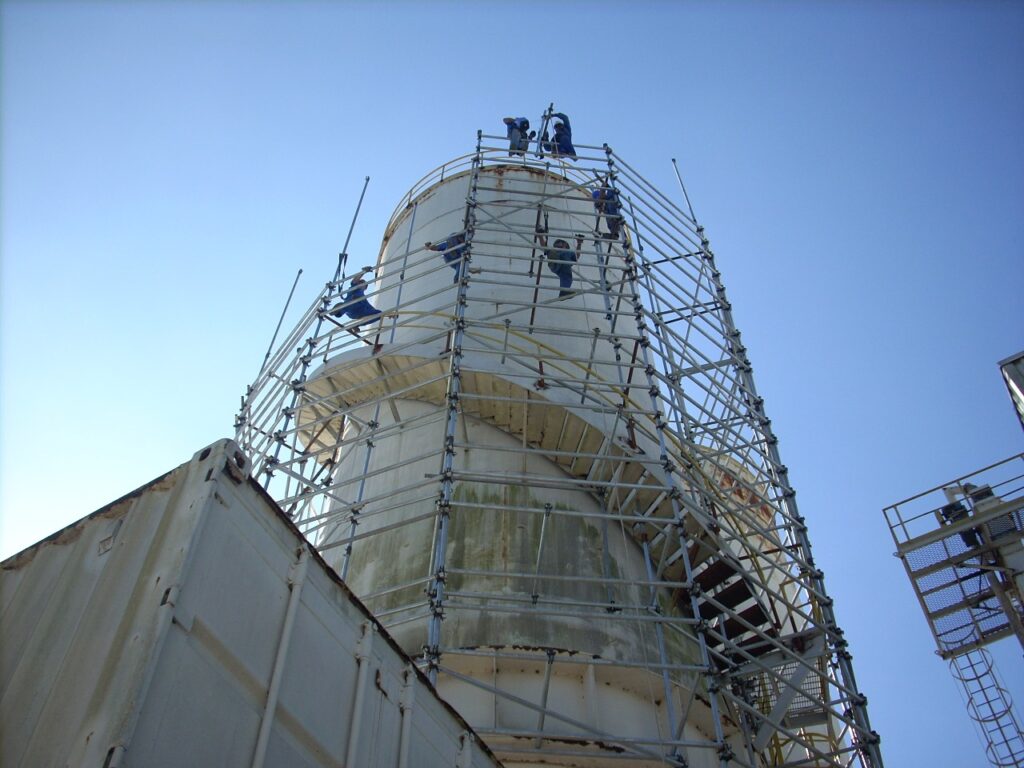 andaimes com trabalhadores mostrando tendências na indústria