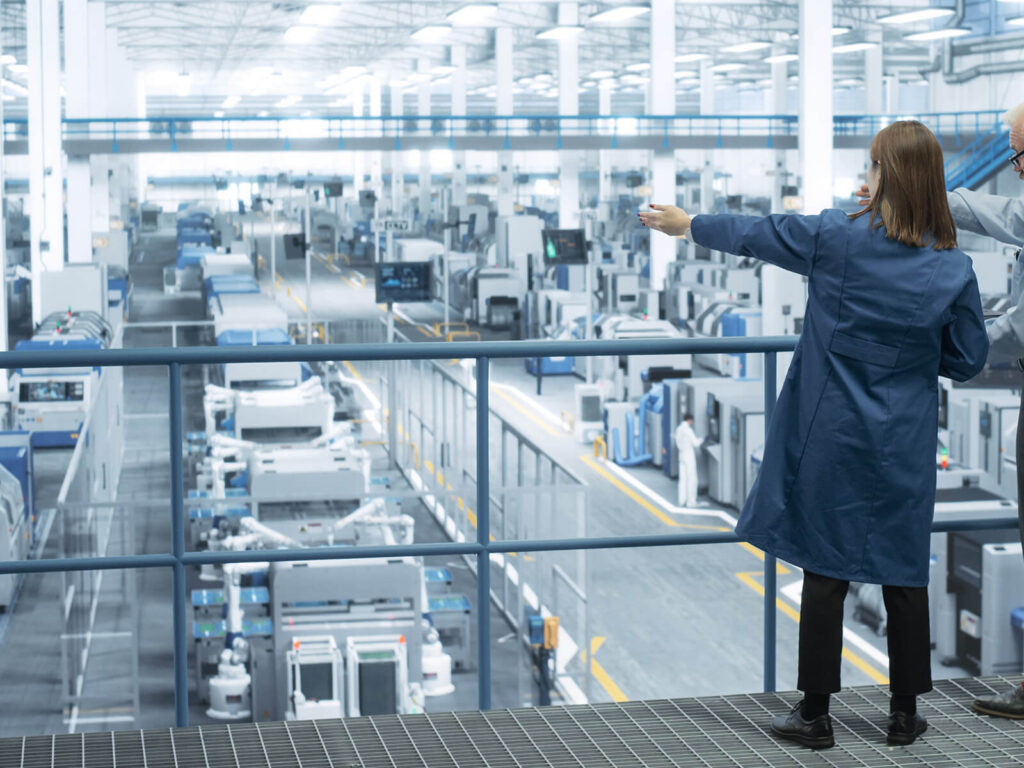 fábrica com trabalhador mostrando tendências na indústria