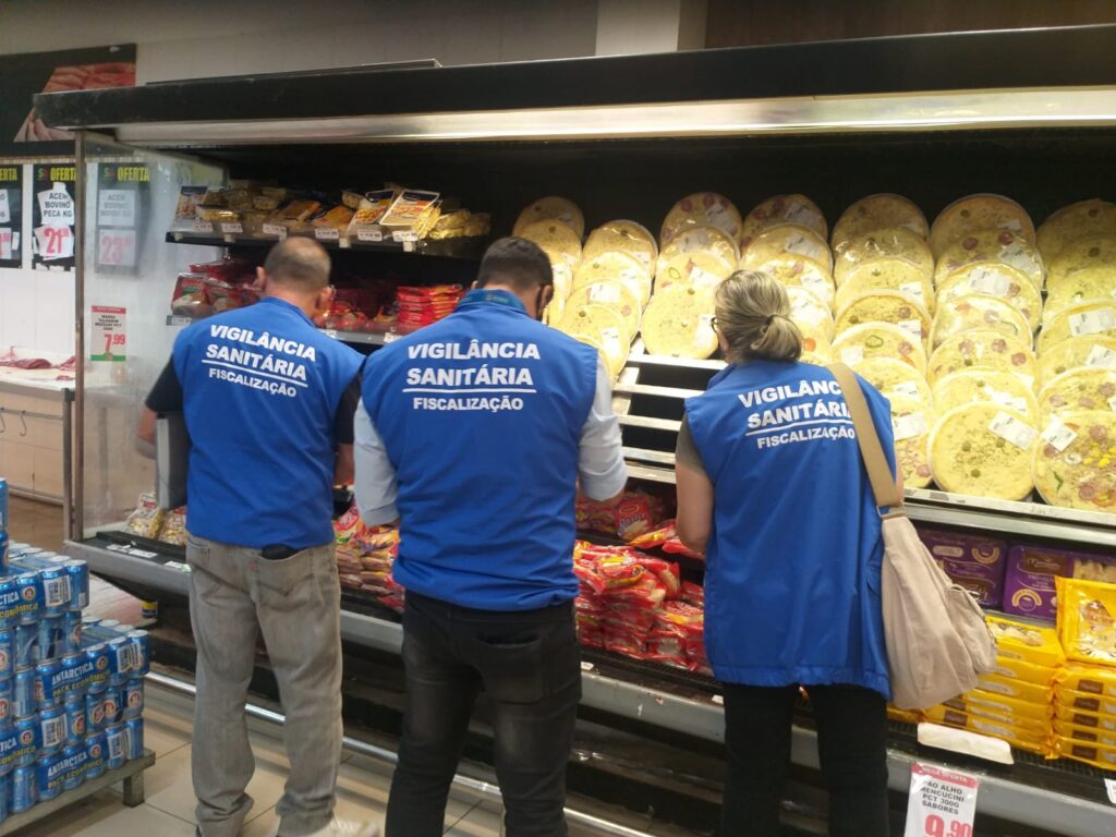 imagem da vigilância sanitaria avaliando alimentos congelados