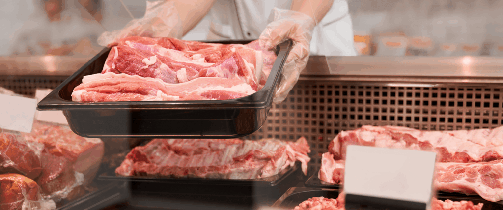 imagem de carne na bandeja, um dos alimentos avaliados pela vigilância sanitária